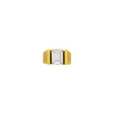 Lot 37 - Gold and Diamond Ring