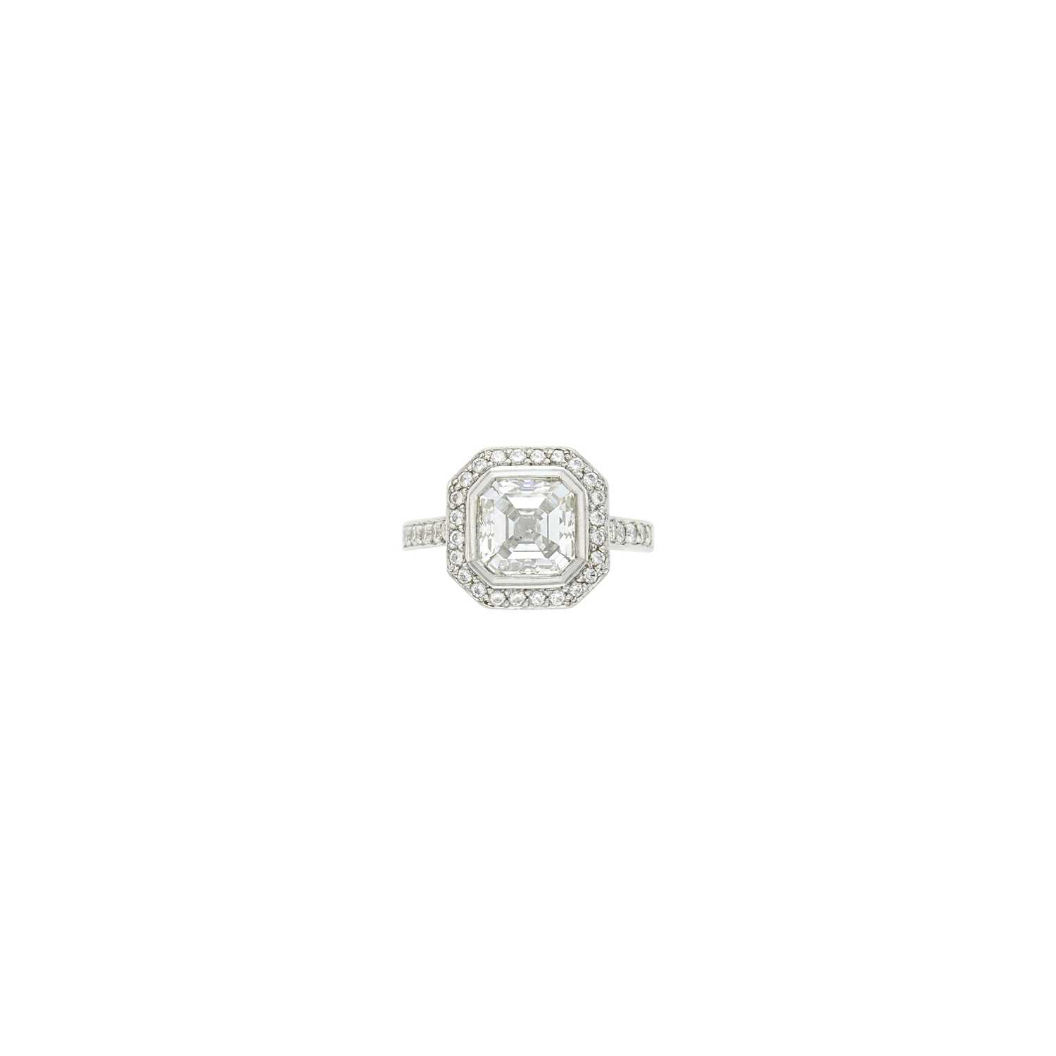 Lot 138 - Platinum and Diamond Ring