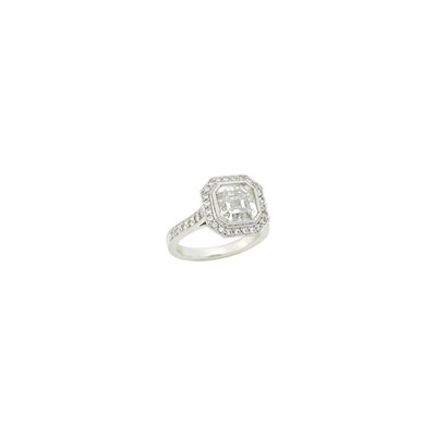 Lot 138 - Platinum and Diamond Ring