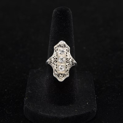 Lot 160 - 18KT White Gold & Diamond Ring