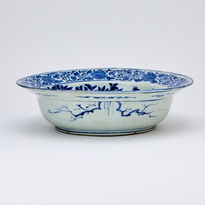 Lot 566 - A Chinese Blue and White Porcelain Basin