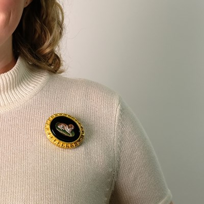 Lot 68 - Elizabeth Locke Gold, Black Onyx and Micromosaic Dog Pendant Clip-Brooch