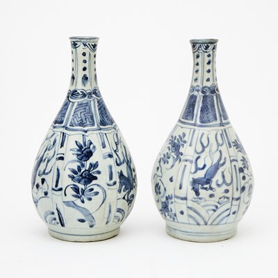 Lot 92 - Two Chinese Blue and White 'Kraak' Porcelain Vases