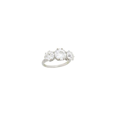 Lot 118 - Platinum and Diamond Ring