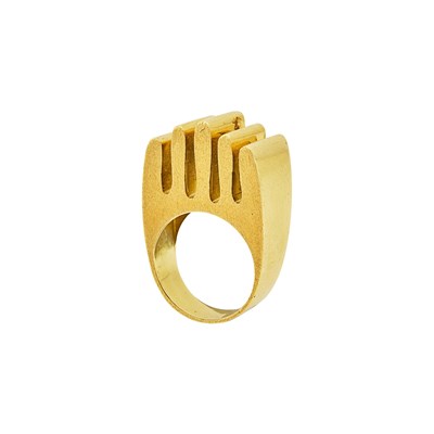 Lot 1230 - Gold Modernist Ring