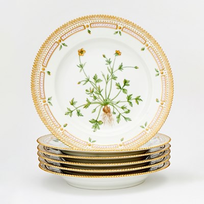 Lot 279 - Assembled Set of Six Royal Copenhagen Gilt and Hand-Painted Porcelain Dinner Plates