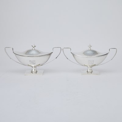 Lot 553 - Pair of American George III Style Sterling Silver Covered Sauce Tureens