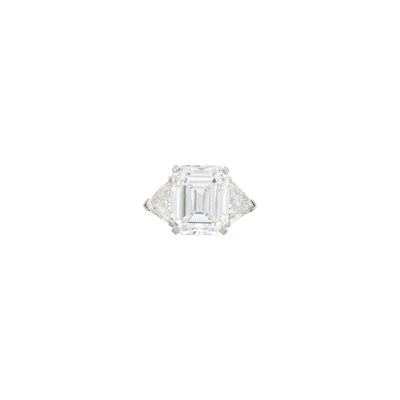 Lot 240 - Platinum and Diamond Ring