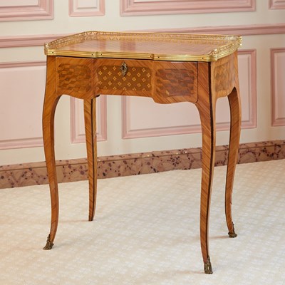 Lot 12 - Louis XV Parquetry Galleried Table à Écrire