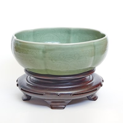 Lot 186 - Chinese Longquan Celadon Bowl