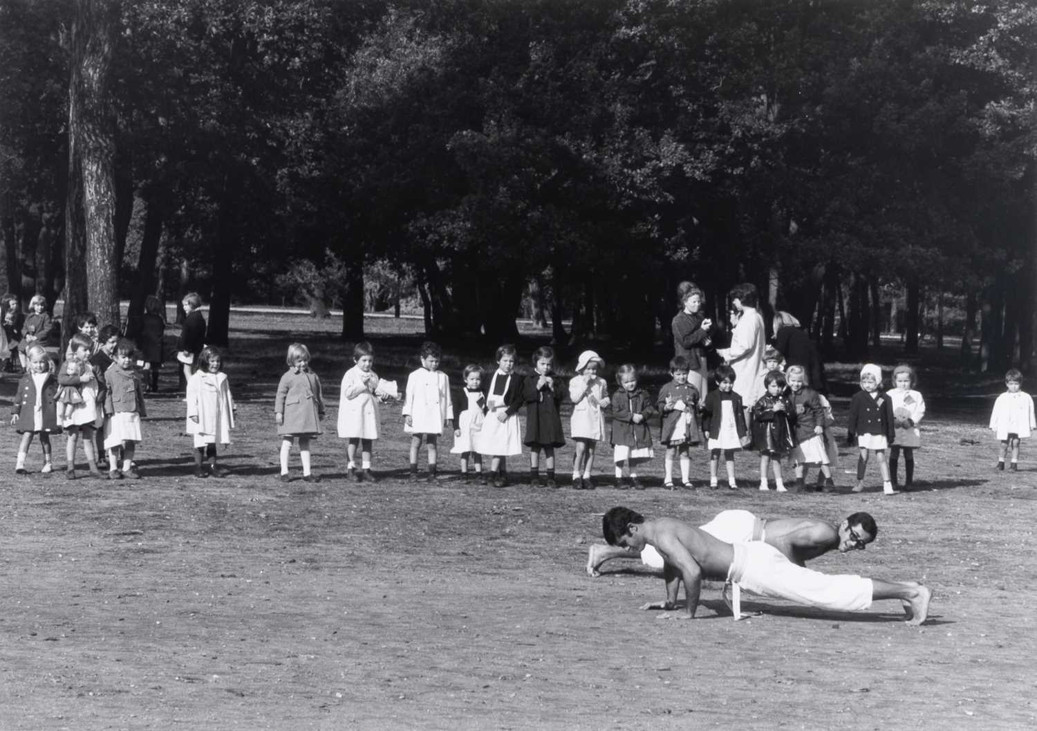 Lot 177 - Robert Doisneau ,Gymnastique au Bois de Boulogne, 1985