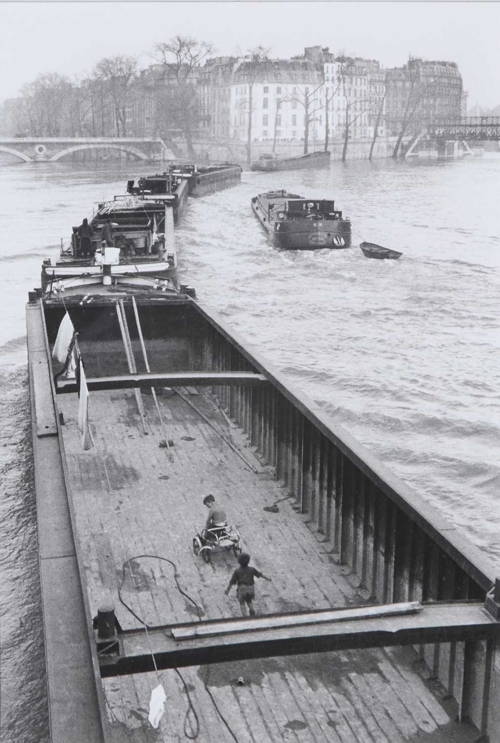 Lot 225 - Willy Ronis, La peniche aux enfants (Children on a Barge), 1959