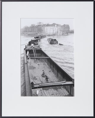 Lot 225 - Willy Ronis, La peniche aux enfants (Children on a Barge), 1959