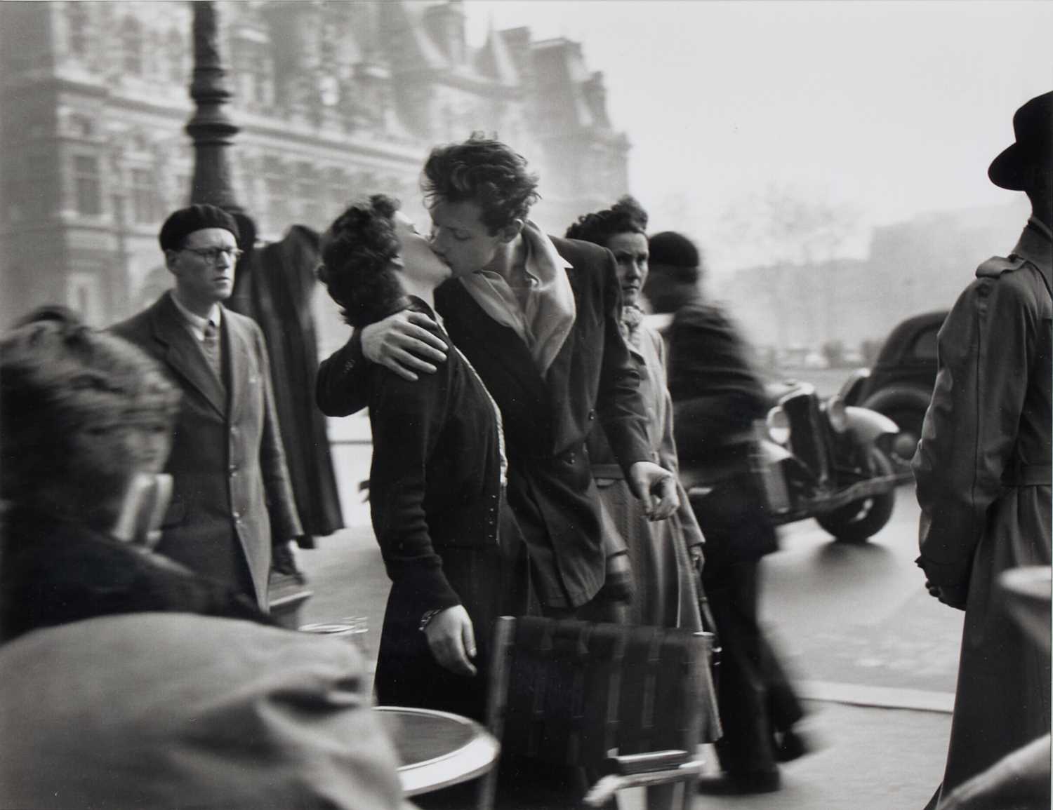 Lot 173 - Robert Doisneau, Le Baiser de l'Hotel de Ville, Paris, 1956