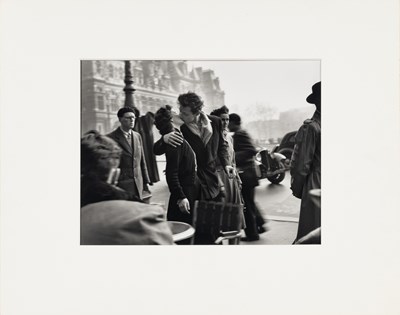 Lot 173 - Robert Doisneau, Le Baiser de l'Hotel de Ville, Paris, 1956