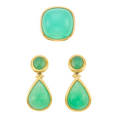 Lot 1237 - Silverhorn Rose Gold and Chrysoprase Ring and Pair of Gold Pendant-Earrings