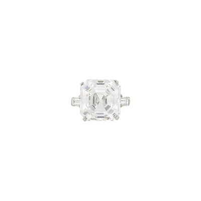 Lot 241 - Platinum and Diamond Ring