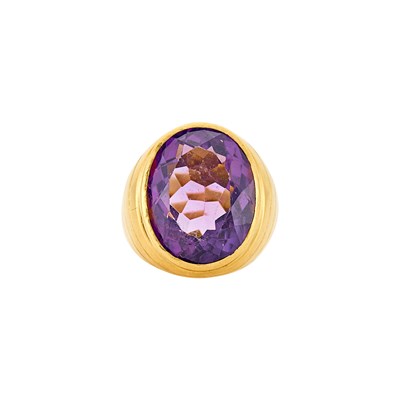 Lot 1038 - Gold and Amethyst Ring