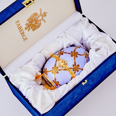 Lot 267 - Modern Fabergé Gilt-Metal Mounted Porcelain Musical Swan Egg