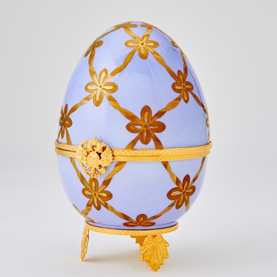 Lot 267 - Modern Fabergé Gilt-Metal Mounted Porcelain Musical Swan Egg