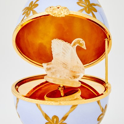 Lot 267 - Modern Fabergé Gilt-Metal Mounted Porcelain Musical Swan Egg