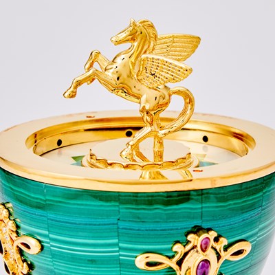 Lot 269 - Modern Fabergé Gilt-Metal Mounted Malachite and Black Agate "Jeweled" Musical Egg