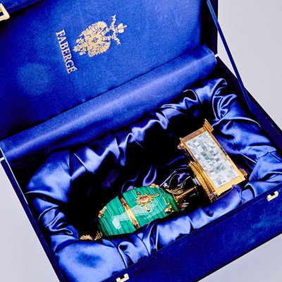 Lot 269 - Modern Fabergé Gilt-Metal Mounted Malachite and Black Agate "Jeweled" Musical Egg