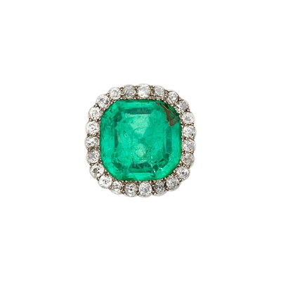 Lot 127 - Antique Gold, Silver, Emerald and Diamond Ring