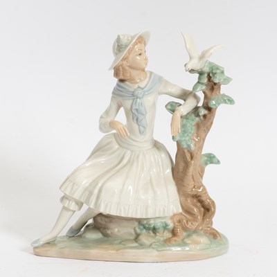 Lot 125 - Lladro Figure of Woman