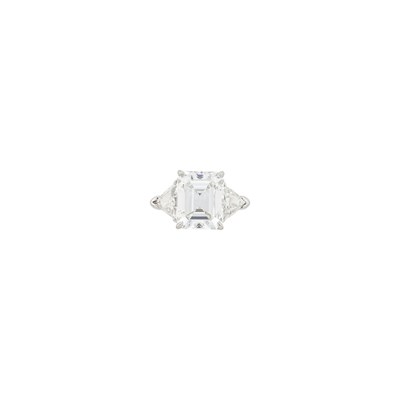 Lot 158 - Platinum and Diamond Ring