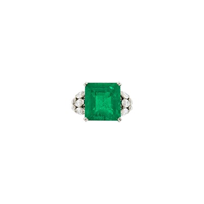 Lot 218 - Harry Winston Platinum, Emerald and Diamond Ring