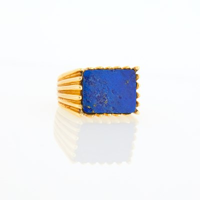 Lot 289 - Gold and Lapis Ring