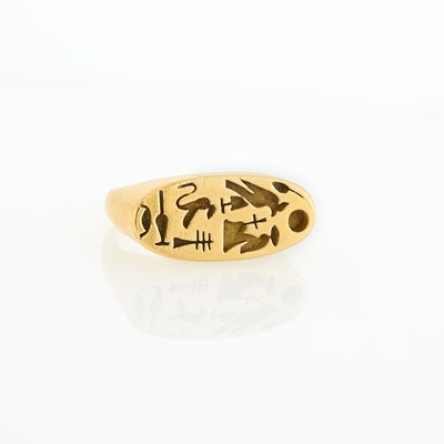 Lot 291 - Gold Hieroglyphics Ring