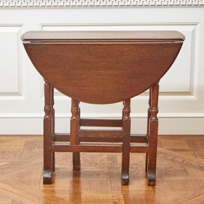 Lot 97 - William and Mary Style Oak Drop-Leaf Gate-Leg Table