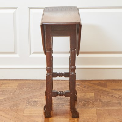 Lot 97 - William and Mary Style Oak Drop-Leaf Gate-Leg Table