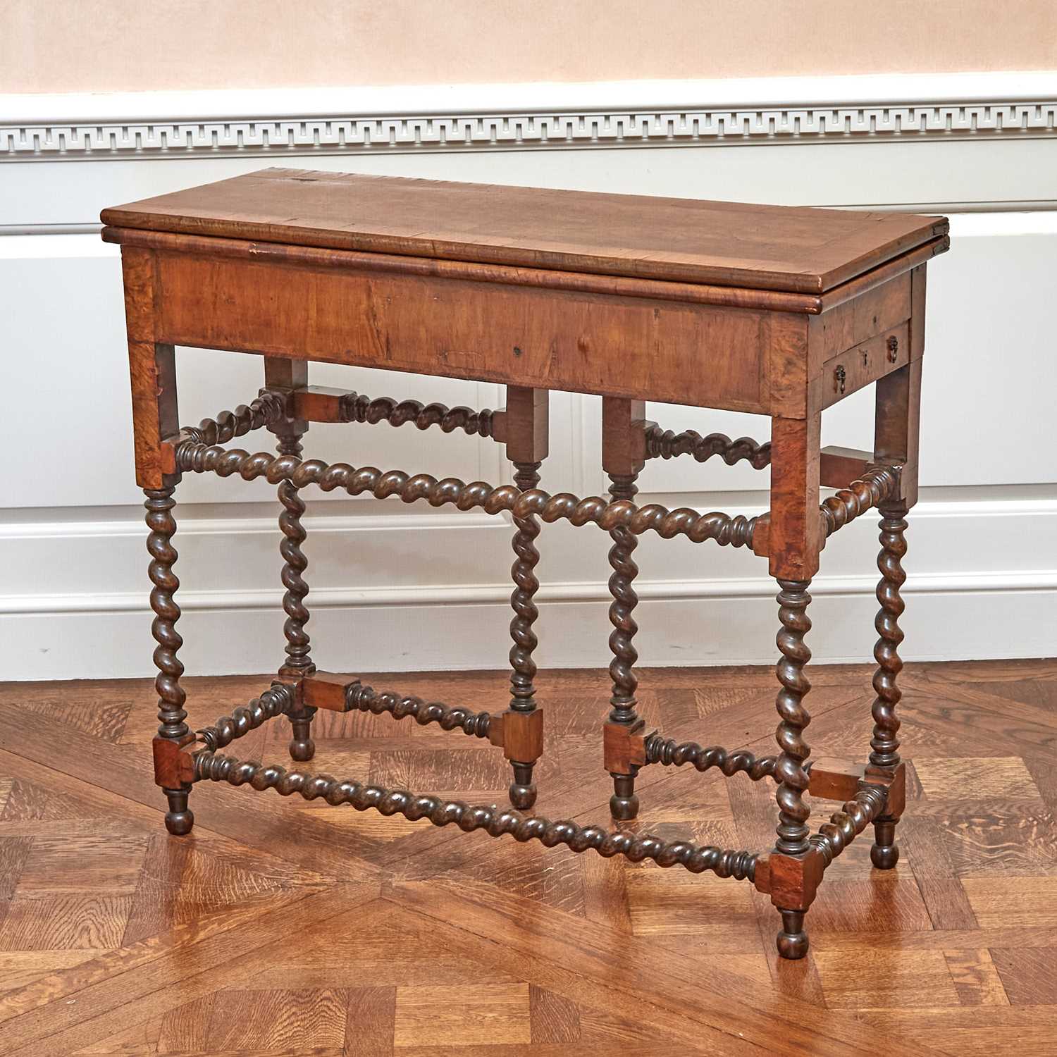 Lot 98 - Queen Anne Style Walnut Gate-Leg Dressing Table