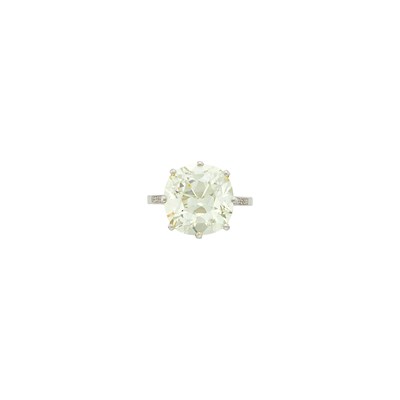 Lot 119 - Platinum and Diamond Ring