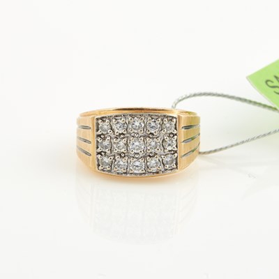 Lot 423 - Diamond Ring, 15 diamonds about 0.90 ct., 14K 6 dwt.