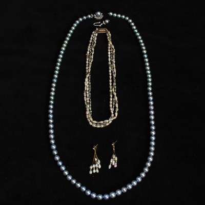 Lot 221 - Group of Freshwater Pearl Jewelry