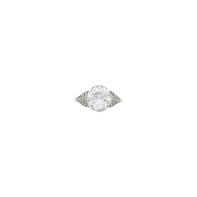 Lot 121 - Platinum and Diamond Ring