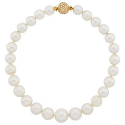 Lot 134 - South Sea Cultured Pearl Necklace with Gold and Diamond Ball Clasp