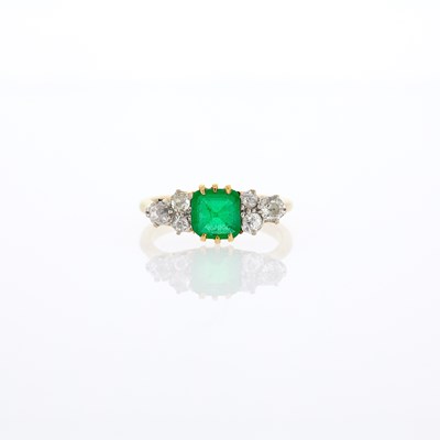 Lot 1139 - Antique Gold, Emerald and Diamond Ring