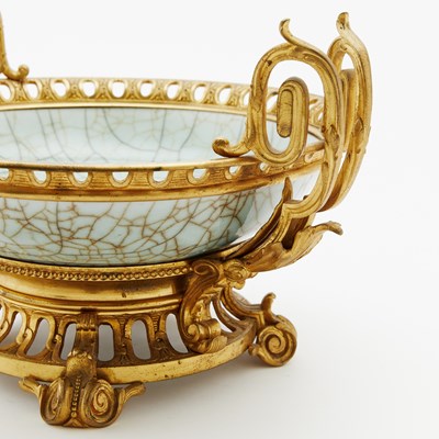 Lot 109 - Chinese Crackle Glazed Porcelain Dish