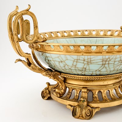 Lot 109 - Chinese Crackle Glazed Porcelain Dish