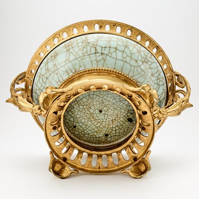 Lot 109 - Chinese Crackle Glazed Porcelain Dish