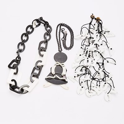 Lot 557 - Jianhui London Black and White LOVE Necklace