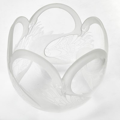 Lot 243 - Steuben Hand-Blown, Wheel-Engraved and Diamond-Point Engraved Glass "Swan" Bowl