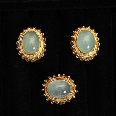 Lot 123 - Group of Gold and Chalcedony Jewelry