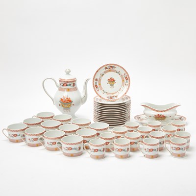 Lot 680 - L. Bernardaud & Co. Limoges Porcelain "Fou-Tchéou" Pattern Part Dinner Service