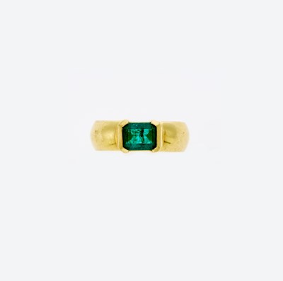 Lot 3115 - Gold and Emerald Ring